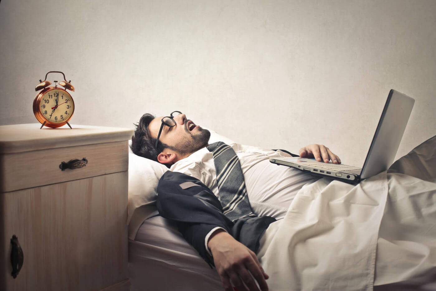 男人躺在床上的图片大全-男人躺在床上的高清图片下载-觅知网